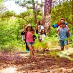 eko.not .pl-obrazek-wycieczki-wyjazdy-edukacyjne-na-tereny-objete-ochrona-Natura-2000-dzieci-biegnace-po-lesie-1024x683