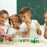 eko.not .pl-obrazek-na-social-media-strona-dla-dzieci-dzieci-w-laboratorium-sprawdzaja-wyniki-badan