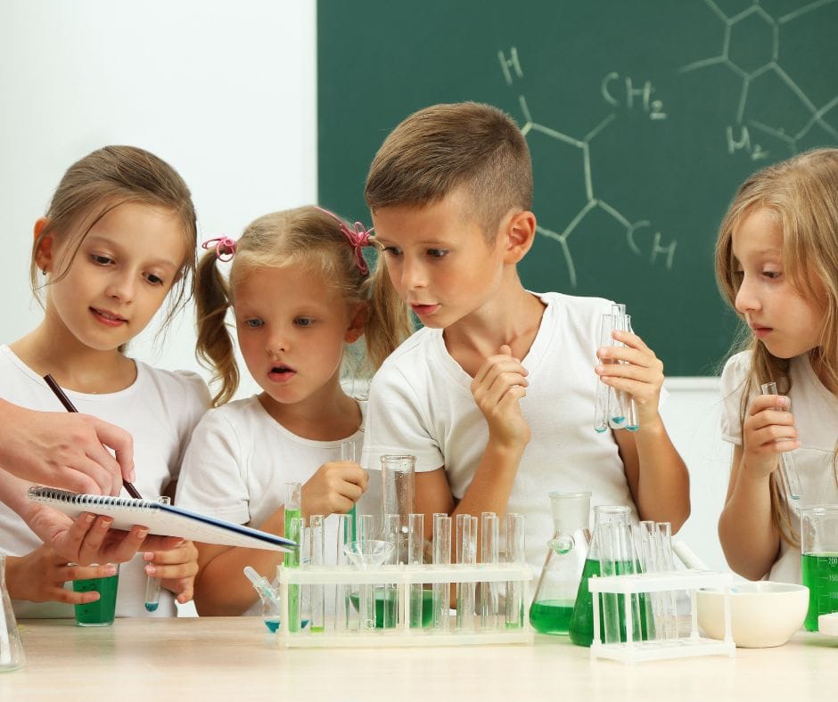 eko.not .pl-obrazek-na-social-media-strona-dla-dzieci-dzieci-w-laboratorium-sprawdzaja-wyniki-badan